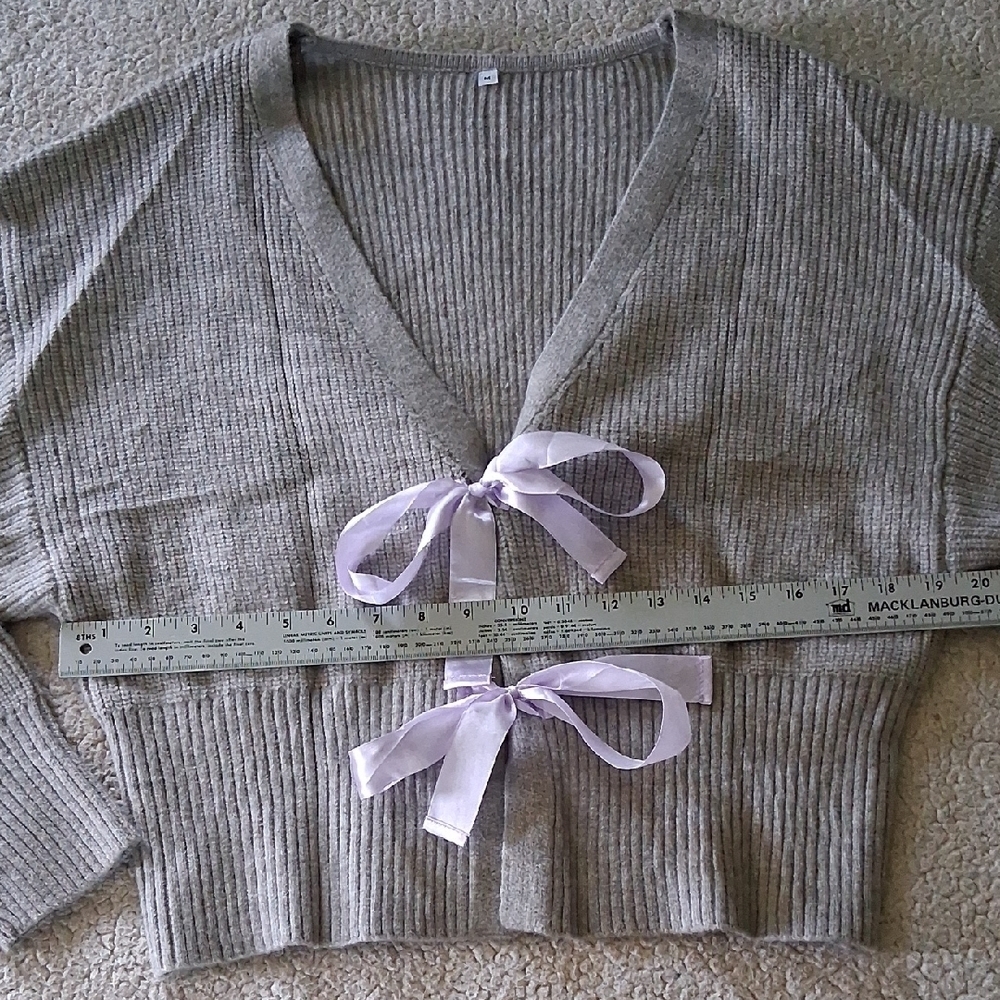 Elegant Gray V-Neck Sweater with Bow Details - Picture 4 of 6